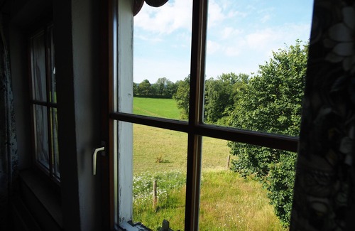Wanfried House | Holiday Home 'Deputatshaus Auf Dem Gut Marienhof' with Private Terrace, Shared Garden and Wi-Fi