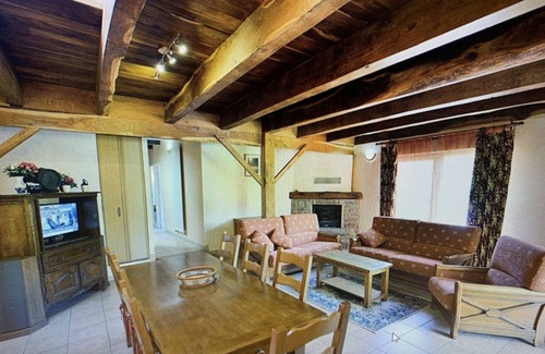 Villecomtal House | Holiday Home 'Domaine De Jouani - Pergola' with Shared Pool, Private Terrace and Wi-Fi