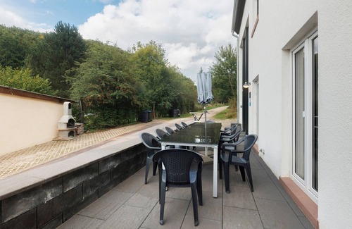 Ammeldingen bei Neuerburg House | Holiday Home 'Eifel Atrium' with Private Terrace and Wi-Fi