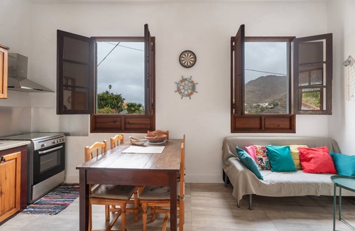 Hermigua House | Holiday Home 'El Hoyo' with Mountain View, Private Terrace and Wi-Fi
