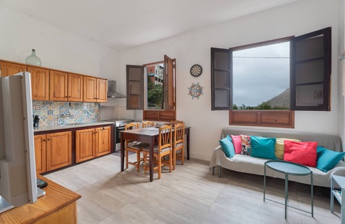 Hermigua House | Holiday Home 'El Hoyo' with Mountain View, Private Terrace and Wi-Fi