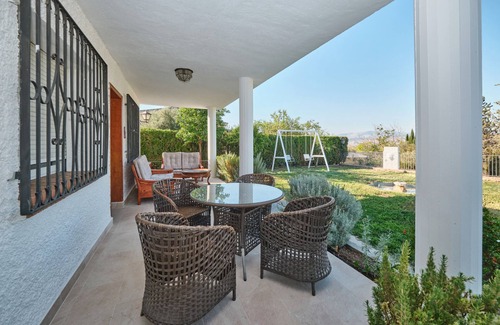 Gojar House | Holiday Home 'El Rincón De Los Pinos' with Mountain View, Wi-Fi and Air Conditioning