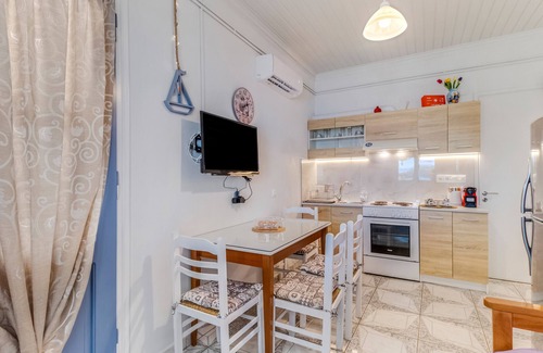 Perigiali House | Holiday Home 'Elia Perigiali Lefkada' with Sea View, Wi-Fi and Air Conditioning