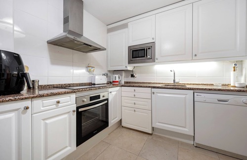 Cambrils House | Holiday Home 'Emi' with Shared Pool, Wi-Fi and Air Conditioning
