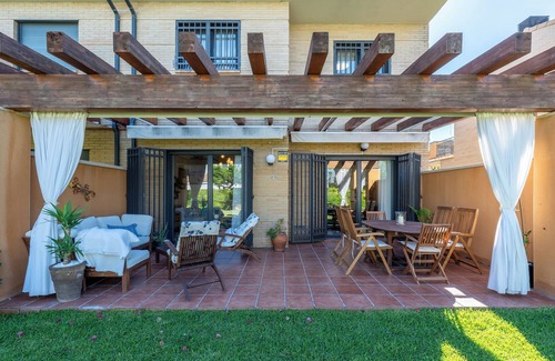 Cambrils House | Holiday Home 'Emi' with Shared Pool, Wi-Fi and Air Conditioning