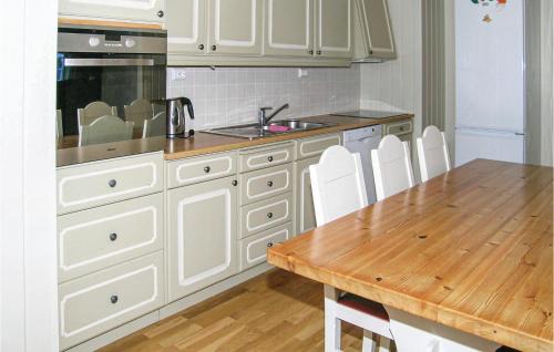 Nesset House | Holiday Home Eresfjord Jovollstua