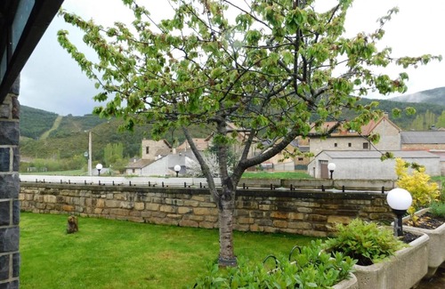 Castiello de Jaca House | Holiday Home 'La Casa De Luis' with Mountain View, Private Terrace and Wi-Fi