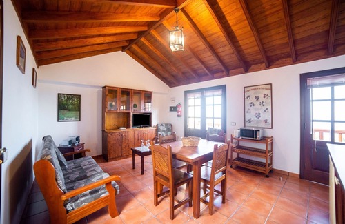 El Guincho House | Holiday Home in Icod with Stunning Beach Views