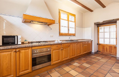 Sant Marti de Tous House | Holiday Home 'El Cup' with Mountain View, Shared Pool and Wi-Fi
