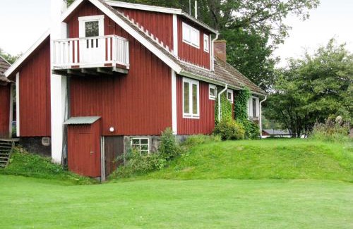 Granna House | Holiday Home Fågelkärr Sjöstugan by Interhome