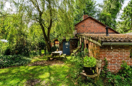 Rhauderfehn House | Holiday Home 'Fairy Cottage' with Shared Terrace and Shared Garden