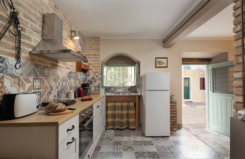 Chlomos House | Holiday Home 'Family House 1800' with Sea View, Wi-Fi and Air Conditioning
