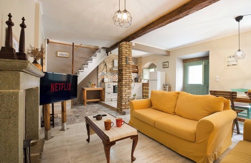 Chlomos House | Holiday Home 'Family House 1800' with Sea View, Wi-Fi and Air Conditioning