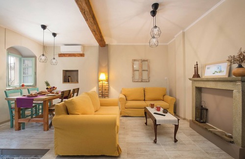 Chlomos House | Holiday Home 'Family House 1800' with Sea View, Wi-Fi and Air Conditioning