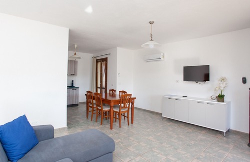 Monte Longu House | Holiday Home "Family Villa Monte Longu" with Wi-Fi, Terrace & A/C