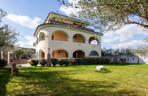 Monte Longu House | Holiday Home "Family Villa Monte Longu" with Wi-Fi, Terrace & A/C