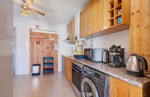 Albufeira House | Holiday Home 'Family' with Private Terrace and Wi-Fi