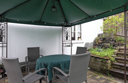 Werder House | Holiday Home 'Ferienhaus Günther' with Private Terrace and Shared Garden