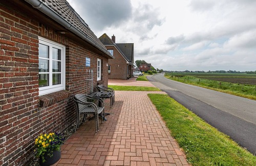 Osterdeich House | Holiday Home 'Ferienhaus Baudewig' with Private Terrace and Wi-Fi