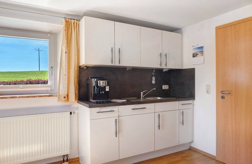 Bierhuette House | Holiday Home 'Ferienhaus Kreuzbergblick' with Mountain View, Private Terrace and Wi-Fi