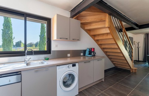 Camaret-sur-Aigues House | Holiday Home 'Grand Gîte De Tante Berthe' with Mountain View, Shared Pool and Wi-Fi