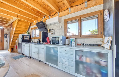 Le Verdon-sur-Mer House | Holiday Home 'Chalet Les Pieds Dans L'eau' with Sea View, Wi-Fi and Air Conditioning