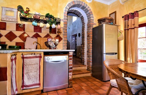 Mons House | Holiday Home 'Mas Des Magnarelles' with Private Pool, Private Garden and Wi-Fi