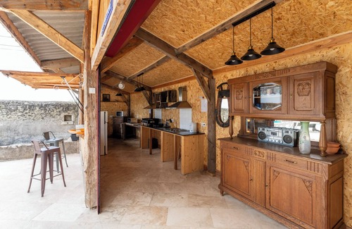 Pont-Saint-Esprit House | Holiday Home 'Mas De La Tontine' with Private Garden and Wi-Fi