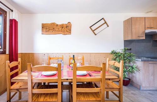 Saint-Jean-d'Arves House | Holiday Home 'Pré-vernay' with Mountain View, Private Terrace and Shared Garden