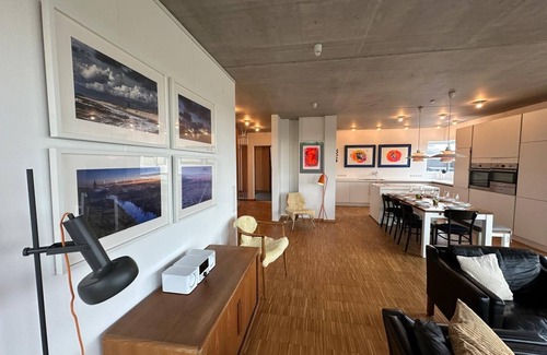 Neuharlingersiel House | Holiday Home 'Großzügiges Modernes' with Shared Terrace, Private Garden and Wi-Fi