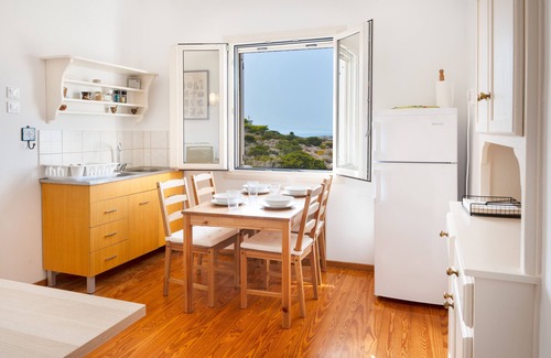 Ag. Georgios House | Holiday Home 'Gaia Seaview Residence Irakleia' with Sea View, Wi-Fi and Air Conditioning