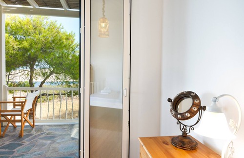 Ag. Georgios House | Holiday Home 'Gaia Seaview Residence Irakleia' with Sea View, Wi-Fi and Air Conditioning