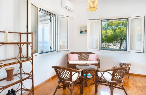 Ag. Georgios House | Holiday Home 'Gaia Seaview Residence Irakleia' with Sea View, Wi-Fi and Air Conditioning