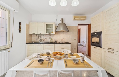 Elmas House | Holiday Home 'Garden Holiday Inn' with Private Terrace, Wi-Fi and Air Conditioning