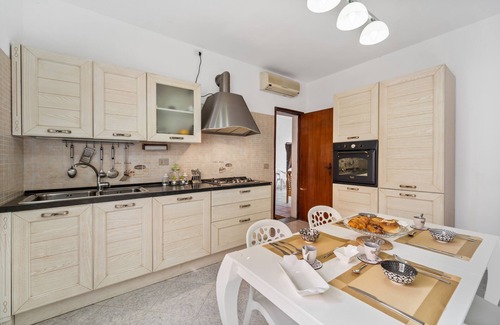 Elmas House | Holiday Home 'Garden Holiday Inn' with Private Terrace, Wi-Fi and Air Conditioning