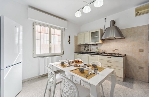 Elmas House | Holiday Home 'Garden Holiday Inn' with Private Terrace, Wi-Fi and Air Conditioning
