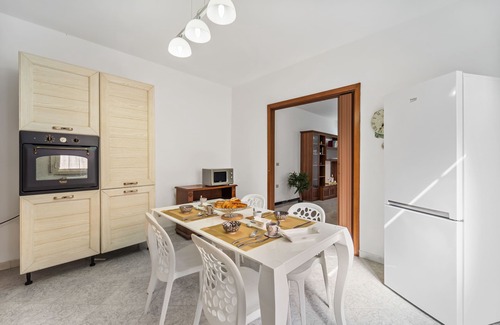 Elmas House | Holiday Home 'Garden Holiday Inn' with Private Terrace, Wi-Fi and Air Conditioning