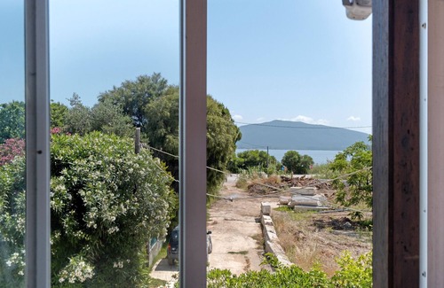 Agios Ioannis House | Holiday Home 'Giorgos House First Floor' with Sea View, Private Terrace and Wi-Fi