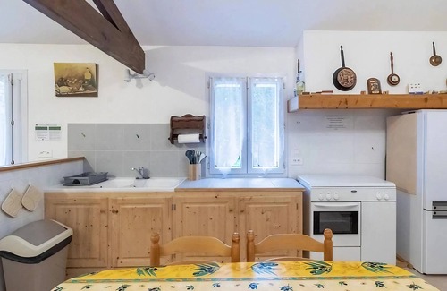 Arces House | Holiday Home 'Gite Du Moulin De La Croix' with Private Terrace and Wi-Fi