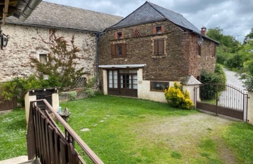 Rignac House | Holiday Home 'Gîte Enzo' with Private Terrace, Private Garden and Balcony