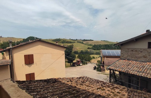 Loiano House | Holiday Home 'Gnazzano Home 1' with Mountain View, Wi-Fi and Air Conditioning