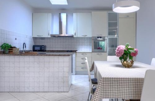 Topid House | Holiday Home Green by Interhome
