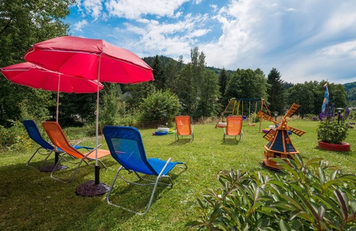 Warmensteinach House | Holiday Home 'Gruppenferienhaus Dressel' with Mountain View, Shared Terrace and Wi-Fi