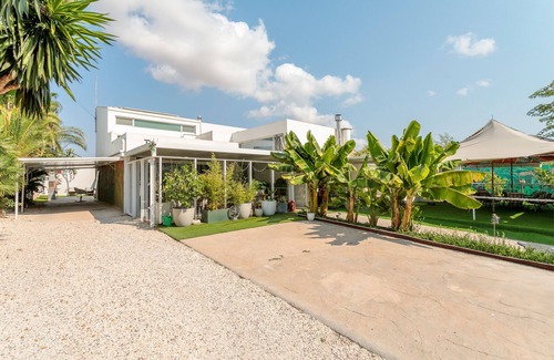 Mutxamel Villa | Holiday Home 'Hathor' with Mountain Views, Wi-Fi and Air Conditioning