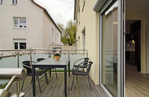 Hoexter House | Holiday Home 'Haus Unterm Räuschenberg' with Mountain View, Private Terrace and Wi-Fi