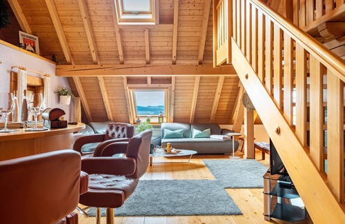 Loffingen House | Holiday Home 'Haushälfte' with Shared Garden and Wi-Fi