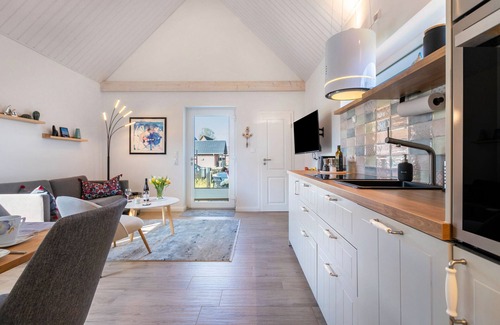 Woehrden House | Holiday Home 'Helgohuus' with Private Terrace, Private Garden and Wi-Fi