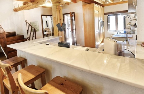 Ayllon House | Holiday Home 'Hestia' with Mountain View, Balcony and Wi-Fi