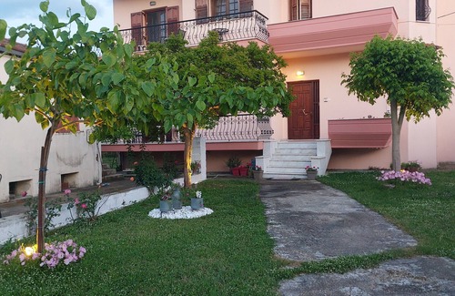 Trikala House | Holiday Home 'House In The Village' with Mountain View, Wi-Fi and Air Conditioning