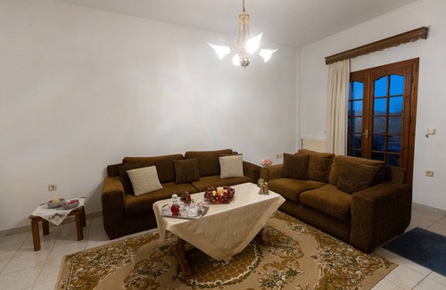Trikala House | Holiday Home 'House In The Village' with Mountain View, Wi-Fi and Air Conditioning